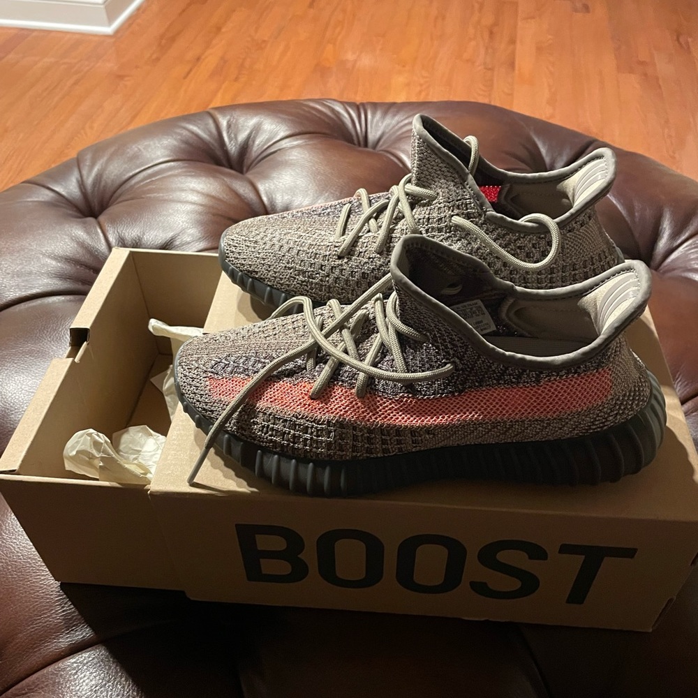 Yeezy original size 6 in men, which fits 7 in women. Shoes are new.